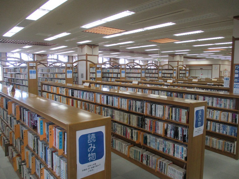 中央図書館の書架の写真